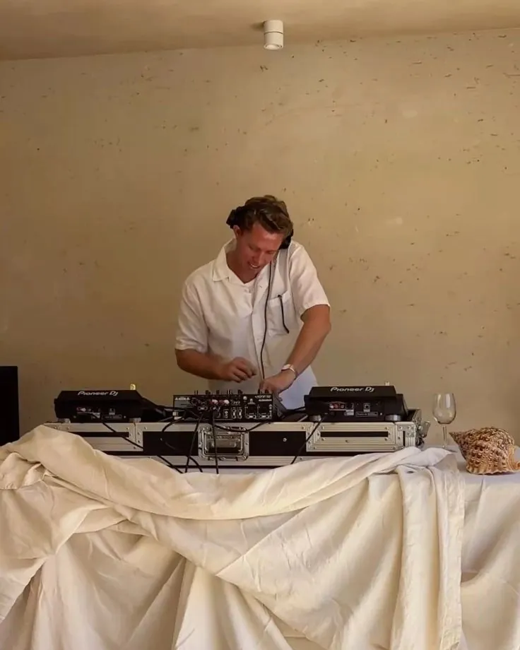 DJ mezclando sobre una mesa vestida con tela de lino
